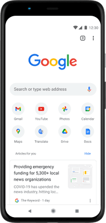 Телефон Pixel 4 XL, показващ лентата за търсене в Google.com, любимите приложения и предложени статии.