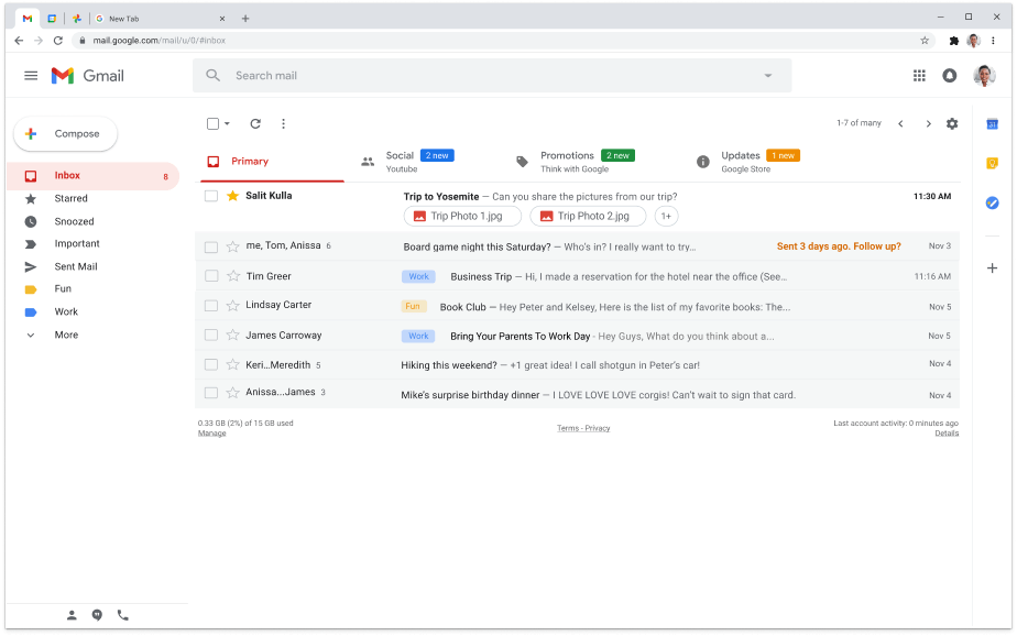 Лаптоп, показващ началната страница на Google.com.
